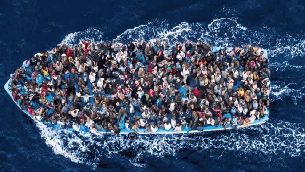 Personas inmigrantes en una barca (imagen de archivo)