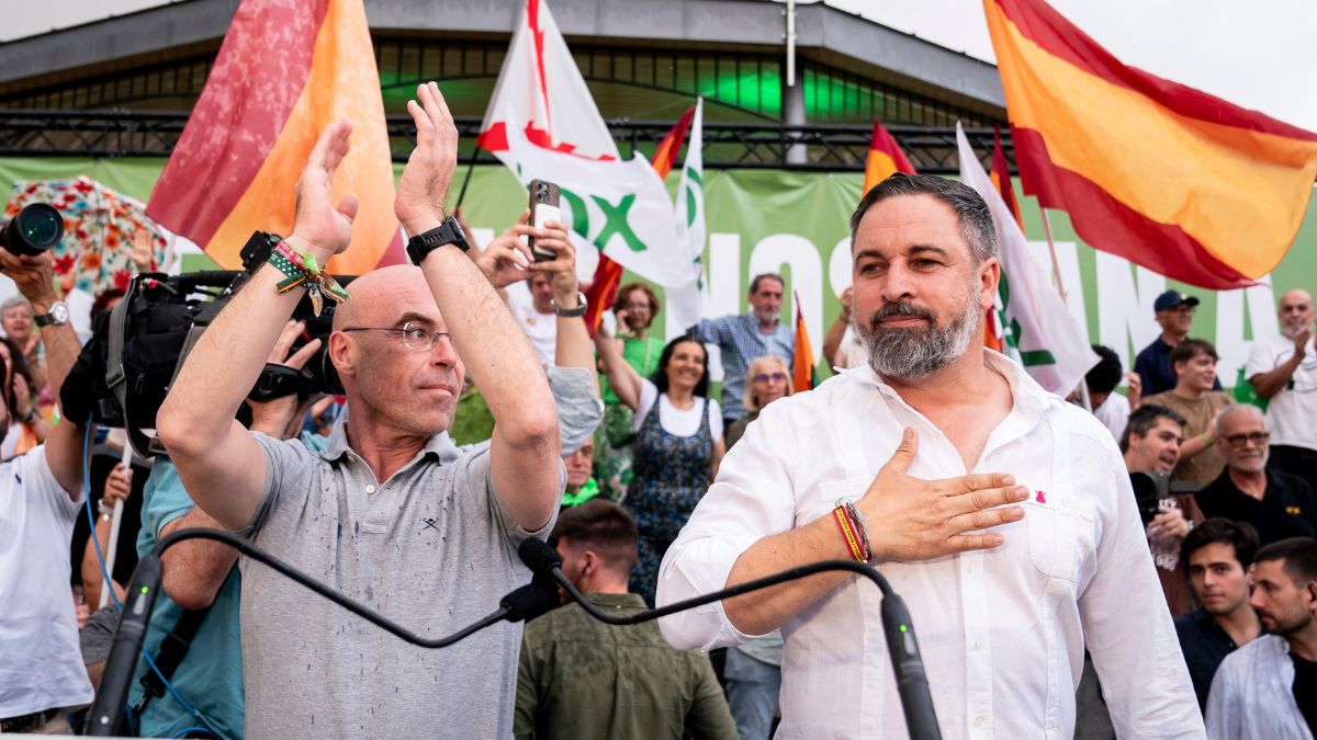 Jorge Buxadé y Santiago Abascal en un mitin de campaña de las europeas