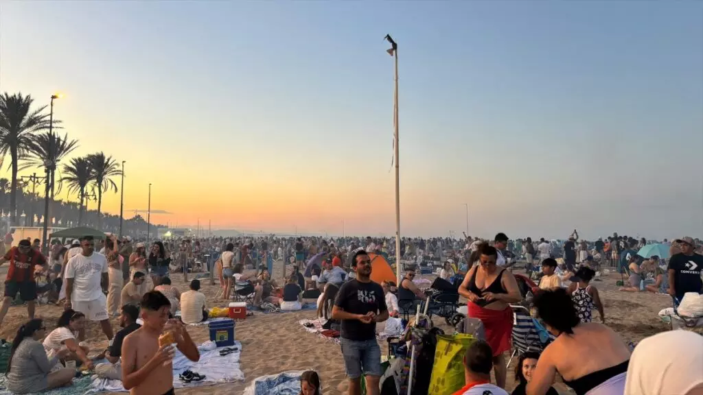 La noche de San Juan deja 70 toneladas de residuos y 140.000 personas en las playas de Valencia