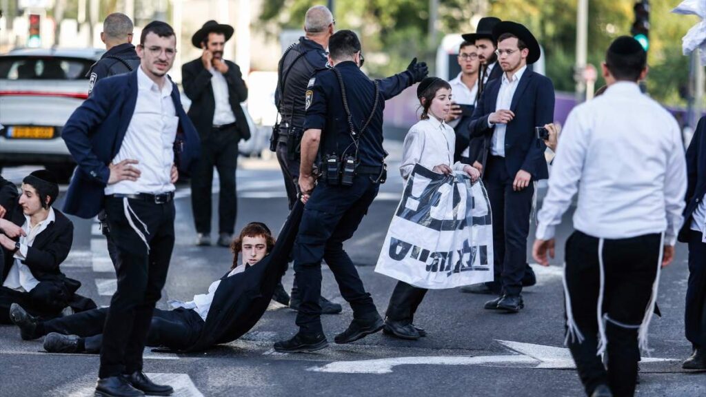 Agentes de policía se enfrentan a judíos ultraortodoxos durante una protesta contra el servicio militar obligatorio frente a la Corte Suprema de Israel