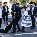 Agentes de policía se enfrentan a judíos ultraortodoxos durante una protesta contra el servicio militar obligatorio frente a la Corte Suprema de Israel