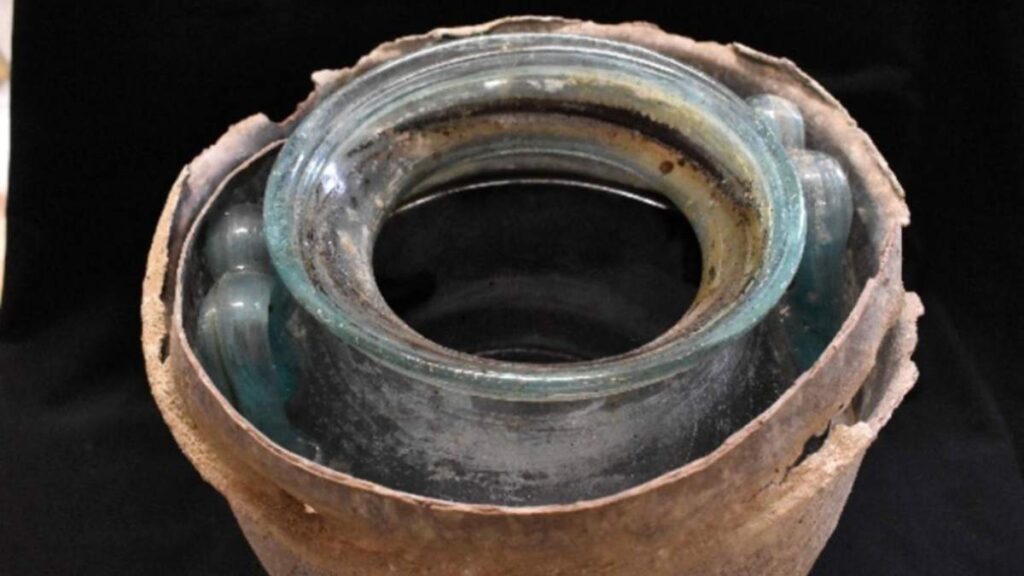 Descubren el vino más antiguo del mundo en una tumba romana en Carmona (Sevilla)