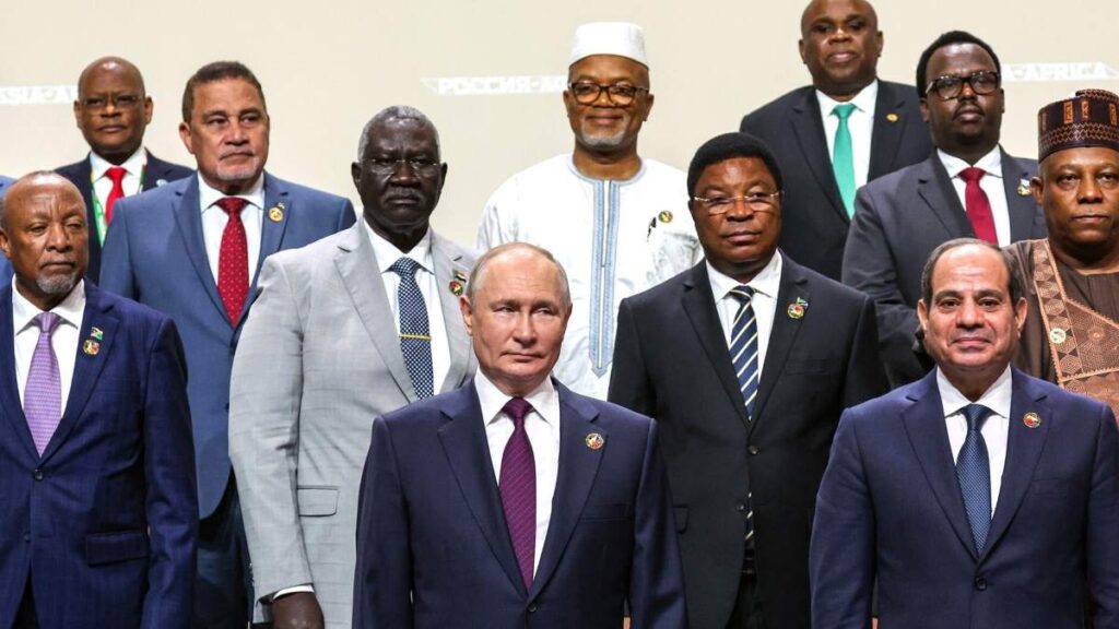 Vladímir Putin posa para una fotografía de grupo con los líderes africanos durante la Cumbre Rusia-África a finales de julio de 2023