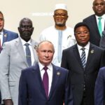 Vladímir Putin posa para una fotografía de grupo con los líderes africanos durante la Cumbre Rusia-África a finales de julio de 2023