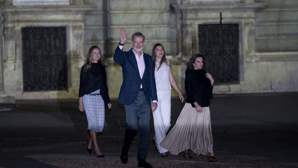 La princesa Leonor; el Rey Felipe VI; la infanta Sofía y la Reina Letizia saludan antes de la proyección de un videomapping por el X aniversario de la proclamación del Rey Felipe VI