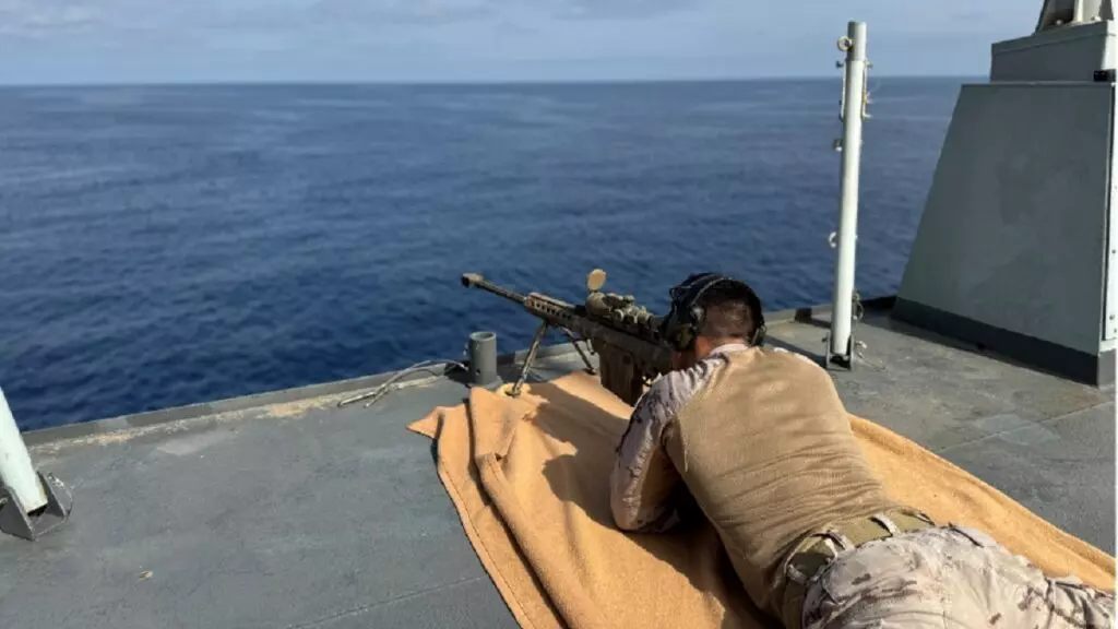 Un buque y una fragata de la Armada realizan un ejercicio de tiro en aguas entre España y Marruecos
