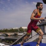 Alberto González conquista un meritorio diploma olímpico en triatlón en la victoria del británico Alex Yee