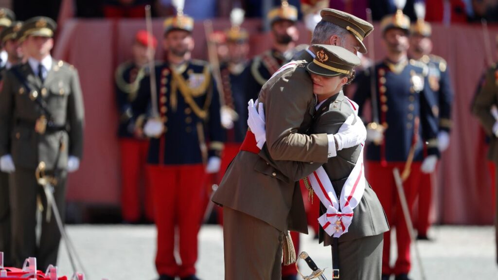 Leonor de Borbón recibe de manos del rey su despacho de alférez tras un año en Zaragoza
