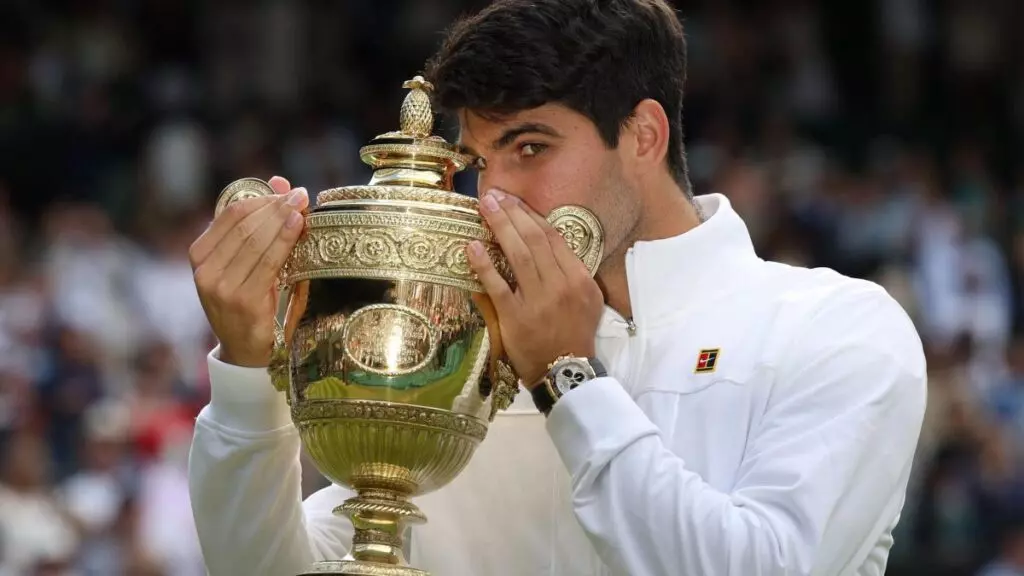 Histórico Carlitos: Alcaraz pasa por encima de Novak Djokovic para levantar su segundo Wimbledon seguido