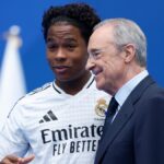 Endrick y Florentino Pérez durante el acto de presentación del brasileño como nuevo jugador del Real Madrid