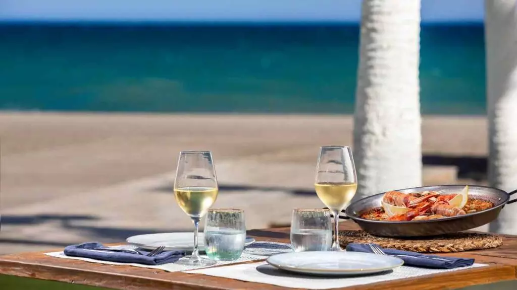 Tres beach clubs únicos: piscina, playa, gastronomía... el paradigma del 'dolce far niente' frente al mar