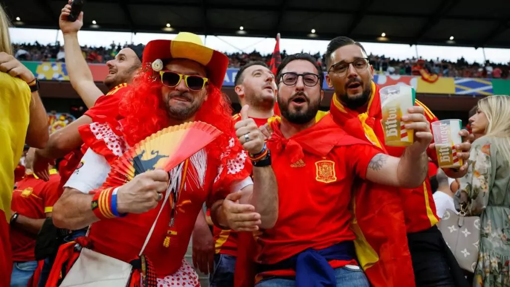 ¿Por qué los aficionados de la Eurocopa llevan torres de vasos dentro de los estadios?