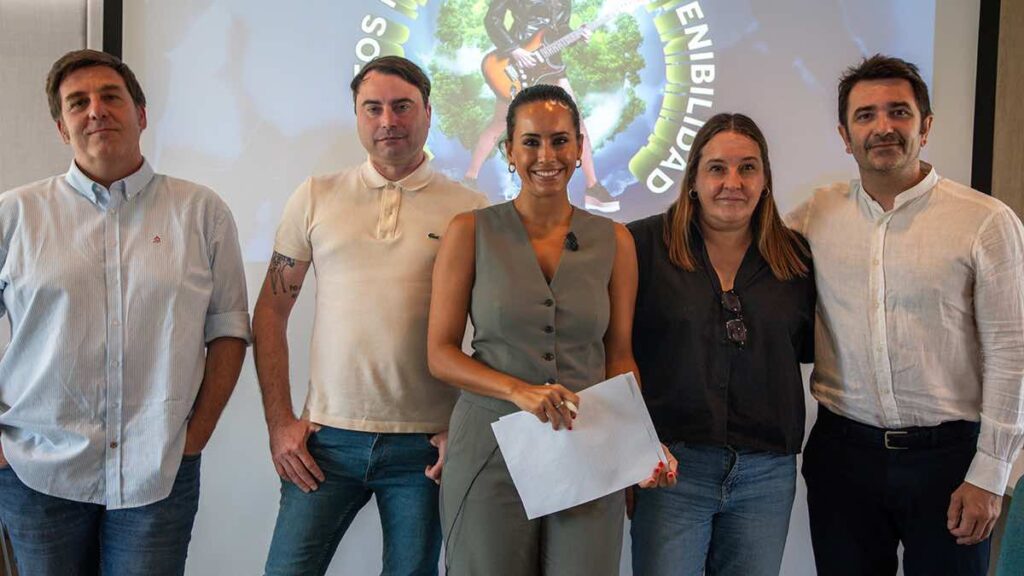 La periodista Marina Valdés (en el centro) con los participantes del coloquio.