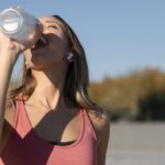 Hidratarse aunque no se tenga sensación de sed es fundamental para prevenir los golpes de calor.