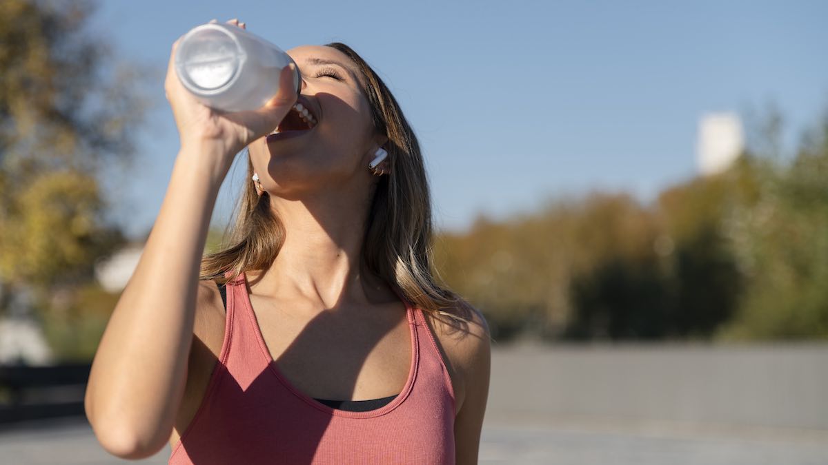 Hidratarse aunque no se tenga sensación de sed es fundamental para prevenir los golpes de calor.