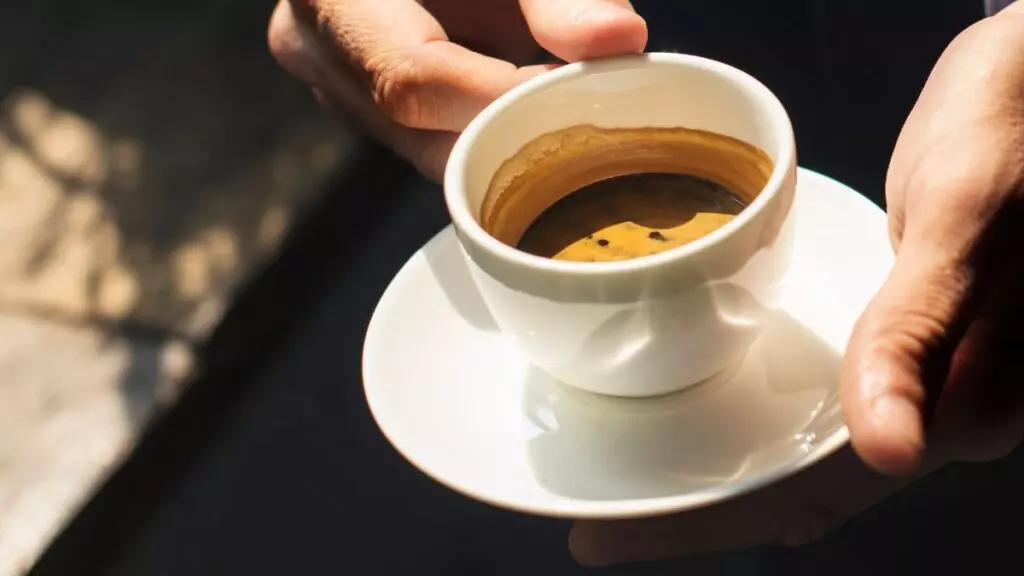 El café de por las mañanas, mejor sin azúcar: Estos son sus beneficios según los expertos