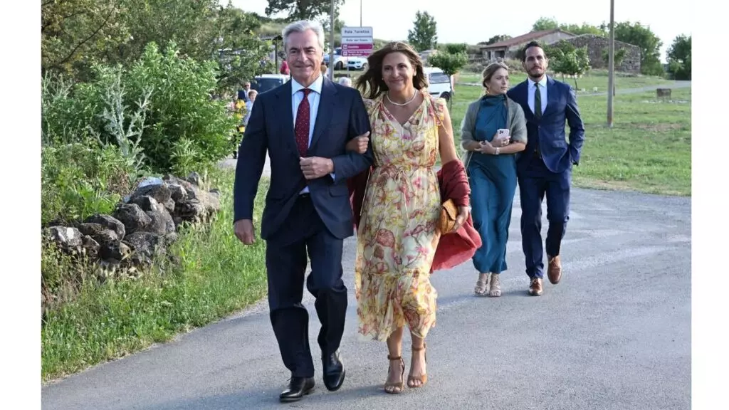 Carlos Sainz y su mujer, Reyes Vázquez Castro, en la boda de Verónica Urquijo