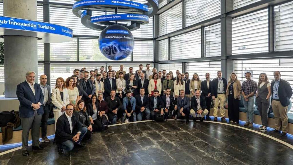 Foto de familia de los participantes en el Hub de Innovación Turística de Telefónica.