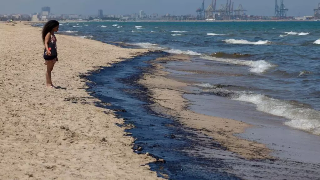Cerradas tres playas del sur de Valencia para extraer el vertido de combustible que afecta a 2 km de costa