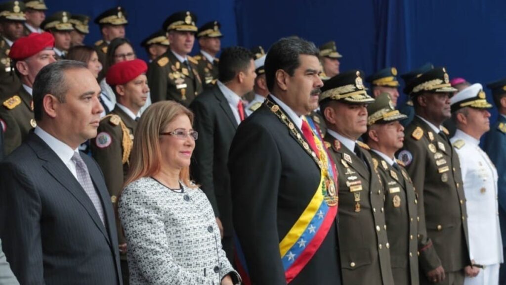 Maduro se parapeta tras los militares para legitimar una cantada victoria en las elecciones presidenciales