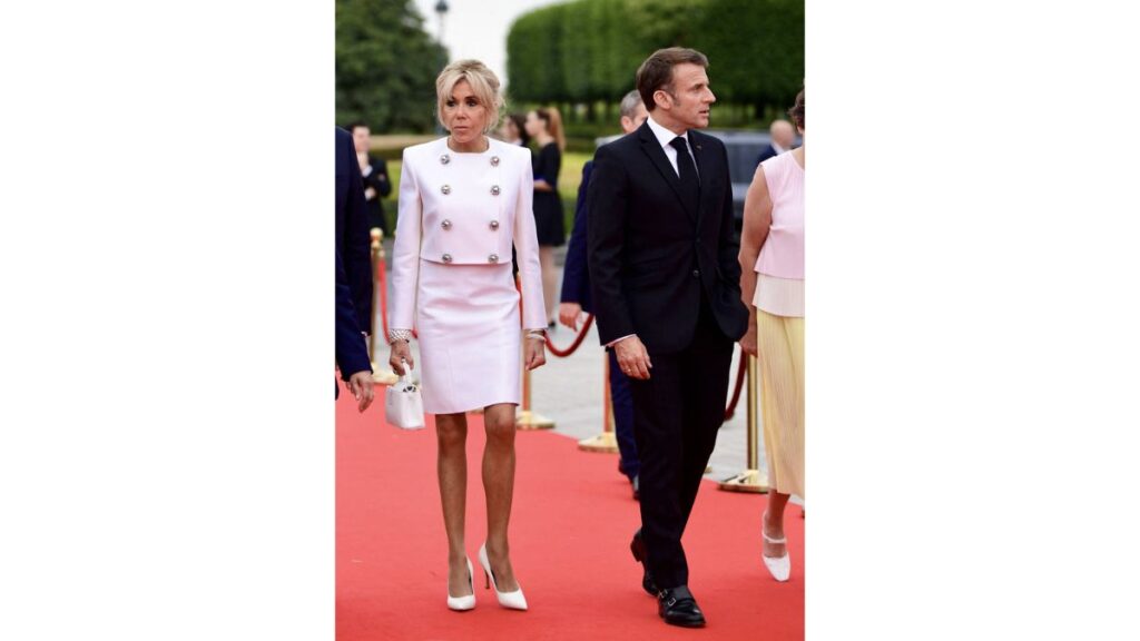 Emmanuel Macron y Brigitte, con traje de Louis Vuitton