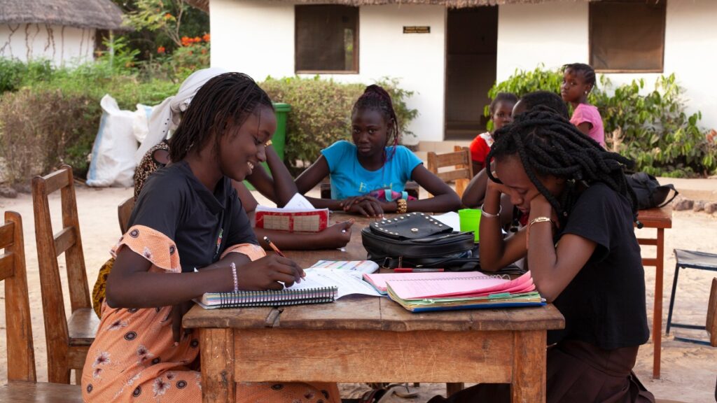 Un grupo de jóvenes estudia en Tambacounda.