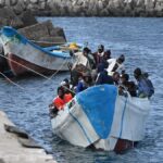 Una patera en un puerto de las Islas Canarias