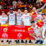 España celebra la clasificación para los Juegos Olímpicos de Paris 2024 tras ganar el Preolímpico de baloncesto masculino en Valencia, en la final contra Bahamas.