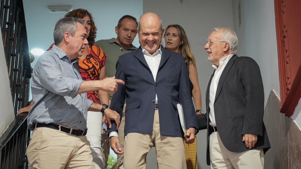 El expresidente de la Junta de Andalucía, Manuel Chaves, junto al secretario general de PSOE-A, Juan Espadas; y el presidente del PSOE-A, Manuel Pezzi.