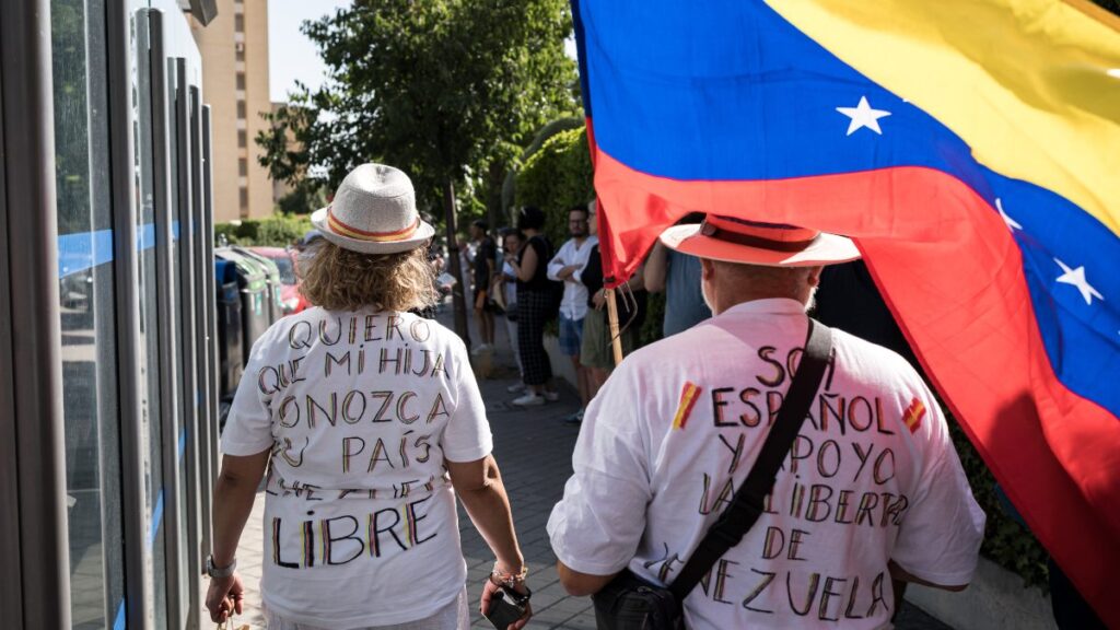 Miles de venezolanos votaron en España en una jornada sin incidentes y con aires de cambio