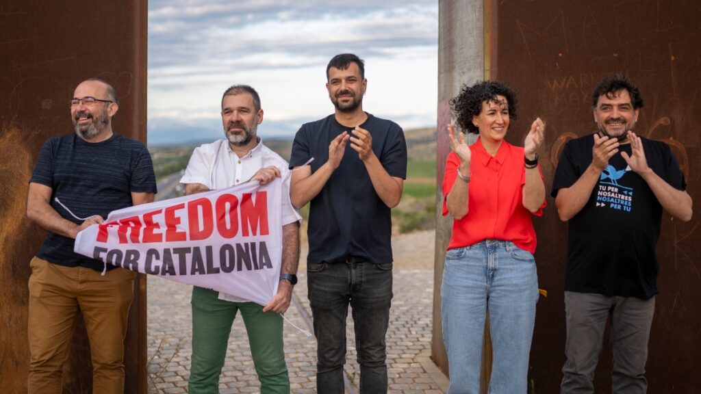 ERC monta un teatro en la frontera de España para recibir como 'héroes' a Rovira y otros huidos