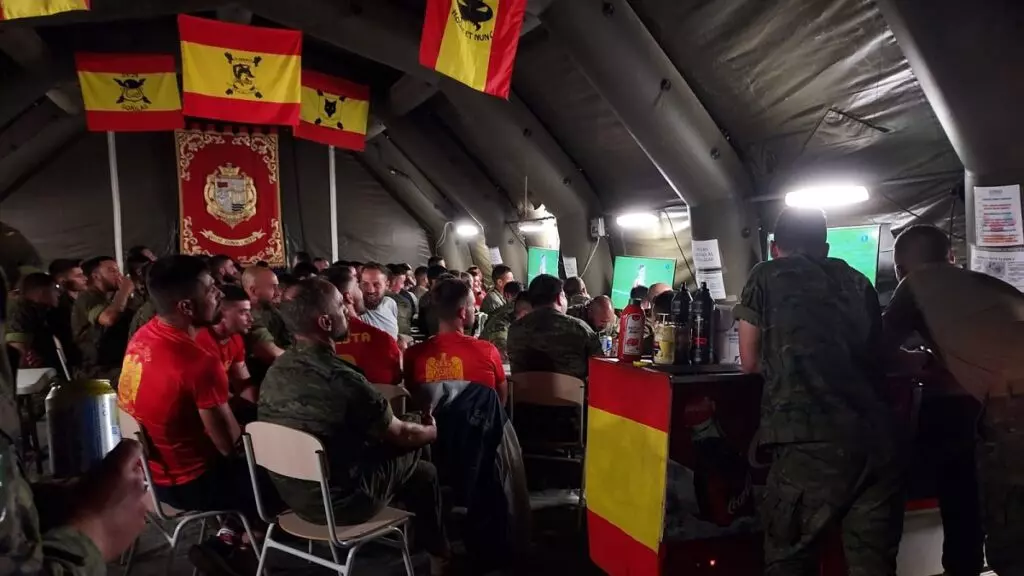 Militares españoles viendo la Eurocopa en la misión de Eslovaquia