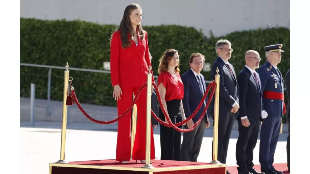 La princesa Leonor, despedida con honores, con Isabel Díaz Ayuso y Martínez-Almeida