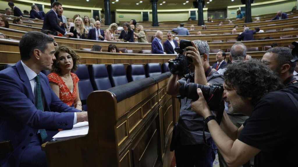 Moncloa admite que carece de apoyos para impulsar su cruzada contra la Prensa tras escuchar a sus socios