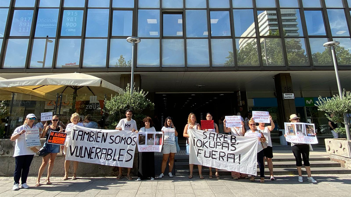 Los vecinos de los okupas violentos de Vallecas dicen bastan: se manifiestan ante el FROB y el SAREB