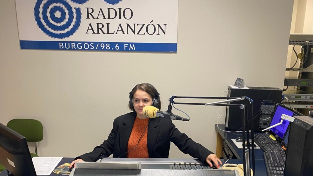 La locutora Leire Campos presentando el programa de la mañana de Radio Arlanzón.