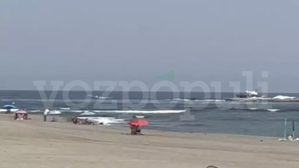 Peligrosa persecución entre una narcolancha y la Guardia Civil en la turística playa de Carboneras (Almería)