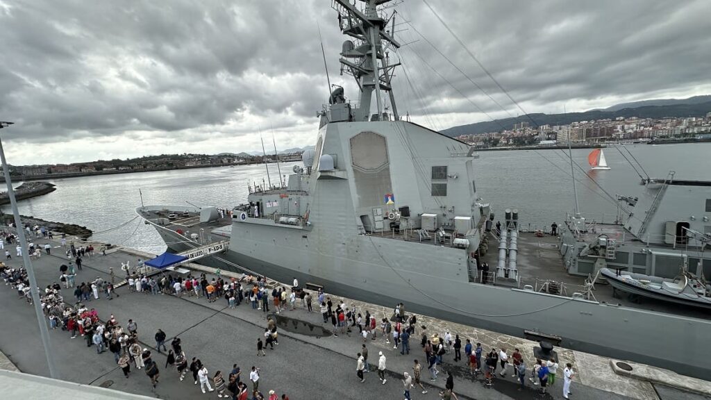 Más de 14.000 personas 'desafían' el veto de PNV y Bildu para visitar tres buques de la Armada en Guecho