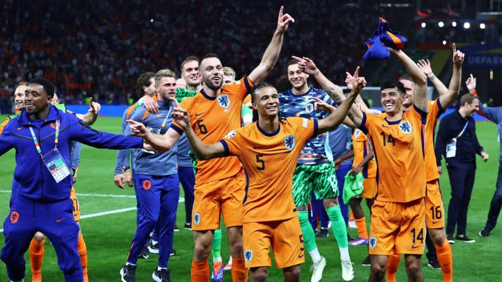 Países Bajos sufre y remonta ante Turquía para acceder a las semifinales de la Eurocopa