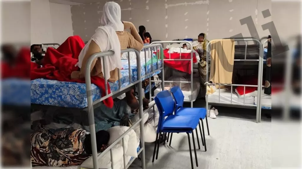 Crisis migratoria en Barajas: decenas de mujeres y niños piden asilo desde una nueva sala de acogida