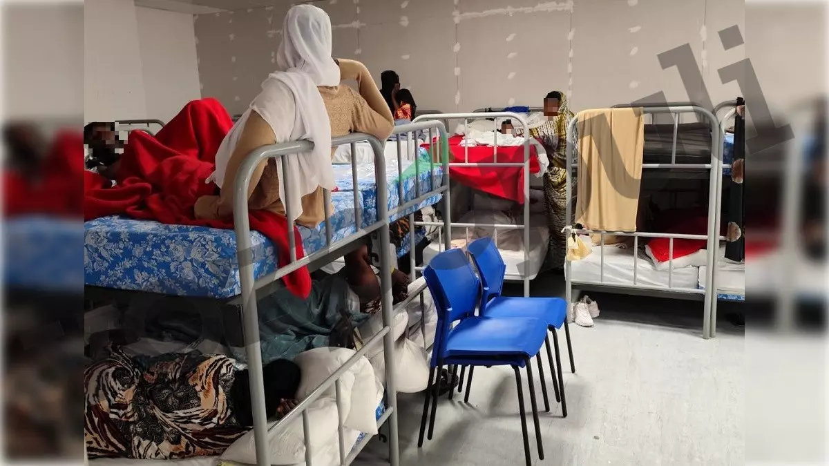 Mujeres y niños en la sala de asilo de Barajas