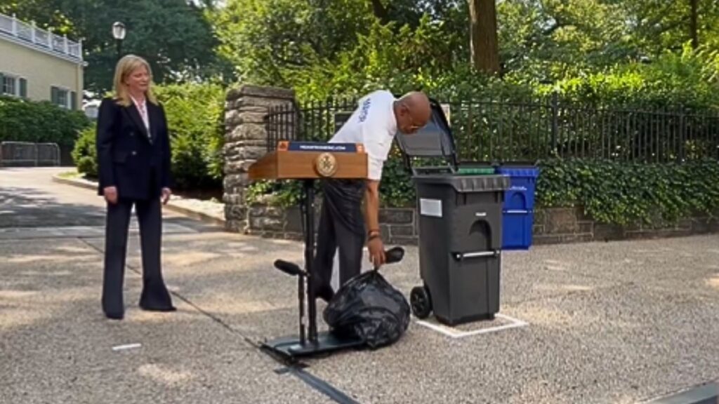 El vídeo viral del momento: el alcalde de Nueva York enseña a utilizar un cubo de basura