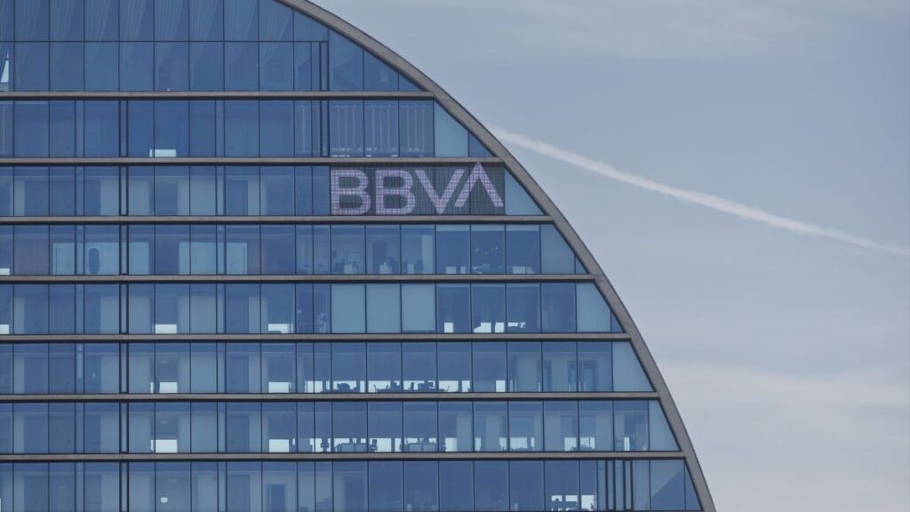 BBVA crea dos áreas de clientes y anuncia cambios en la cúpula en plena opa al Sabadell