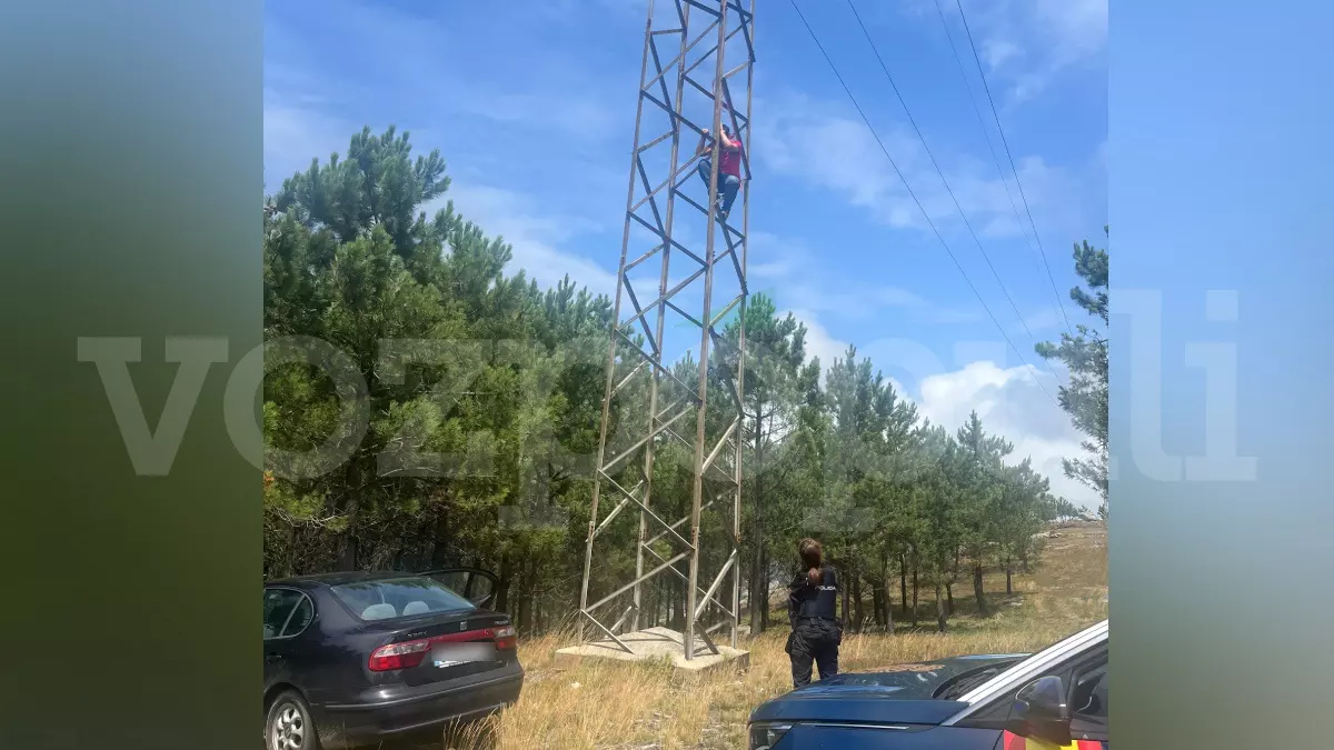 La policía en prácticas mediando para que el hombre se baje de la torre de tensión