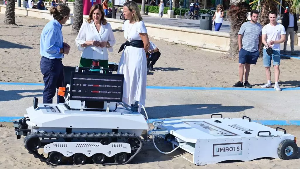 Valencia experimenta con el primer robot autónomo con inteligencia artificial para la limpieza de playas