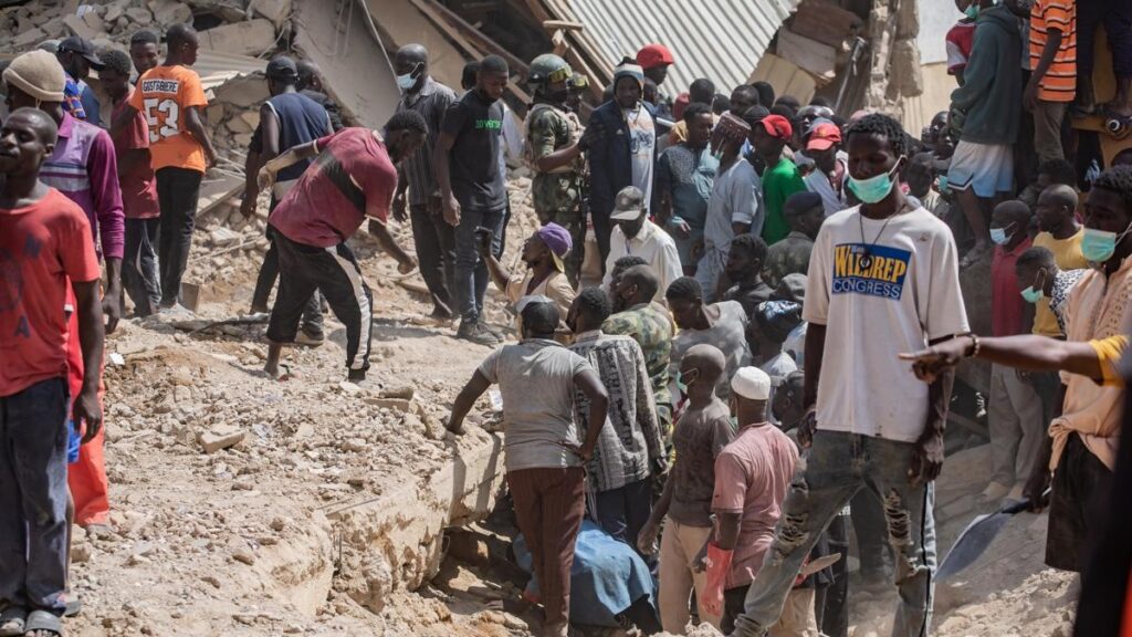 Al menos 22 muertos y 132 heridos por el derrumbe de una escuela en Nigeria