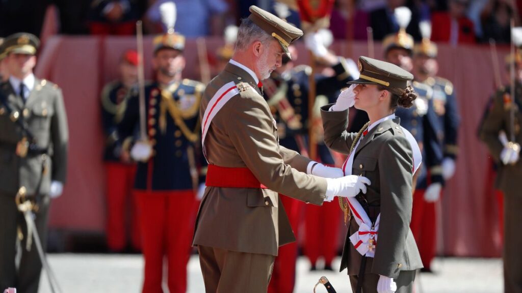 La princesa Leonor recibe el despacho de alférez alumna y recibe de manos del Rey la Gran Cruz del Mérito Militar en Zaragoza