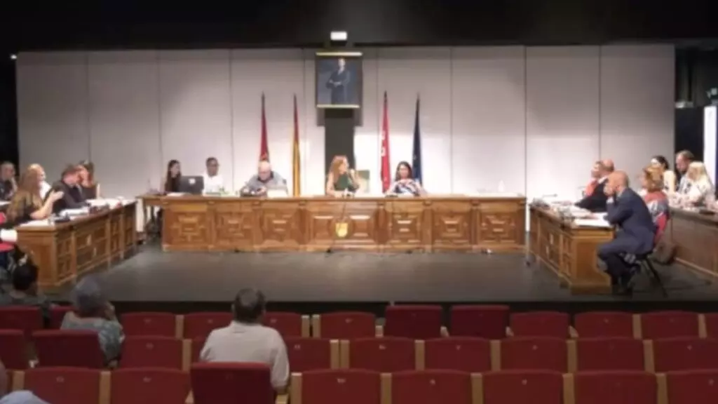 Una edil de Vox muestra dos balas en su intervención en el Pleno de Alcorcón y la alcaldesa da orden para incautarlas