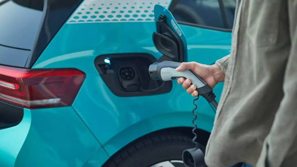 El coste por kilómetro a tres años de un coche eléctrico es casi un 30% inferior a un diésel