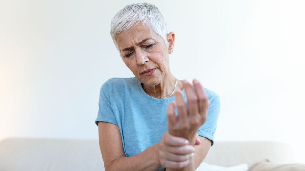 La artritis reumatoide afecta principalmente a mujeres y a personas mayores.